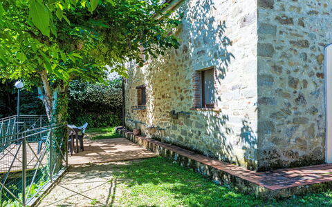Fibbialla: Jardín, Pared De Piedra, Ladrillo, Patio Interior
