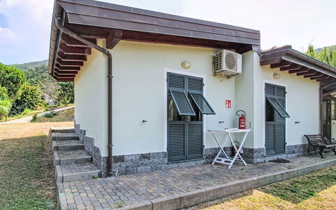 La Casa di Menny: Mueble, Mueble Para Exteriores, Silla, Jardín, Manchas De Madera, Césped, Madera Dura, Sombra, Patio Interior