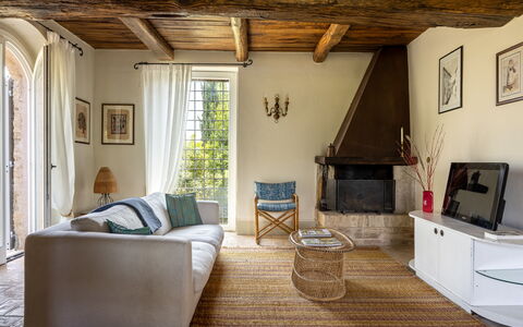 Il Casale al Colle: Mueble, Diseño De Interiores, Piso, Pared, Sofá, Suelo, Madera, Sala, Habitación, Casa