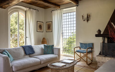 Il Casale al Colle: Mueble, Diseño De Interiores, Madera, Piso, Casa, Sofá, Sala, Suelo, Habitación, Encendiendo