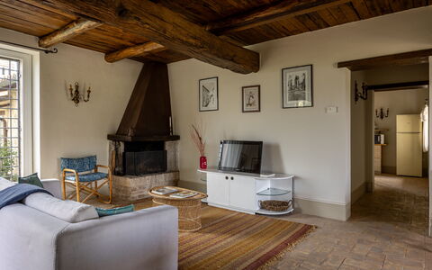 Il Casale al Colle: Mueble, Piso, Diseño De Interiores, Pared, Suelo, Madera, Techo, Habitación, Sala, Suelos De Madera