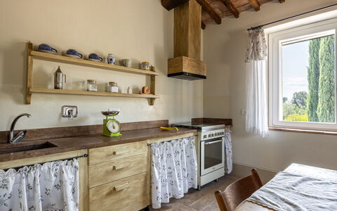 Il Casale al Colle: Madera, Cocina, Diseño De Interiores, Mueble, Mostrador, Piso, Gabinetes, Habitación, Casa, Aparato De Cocina