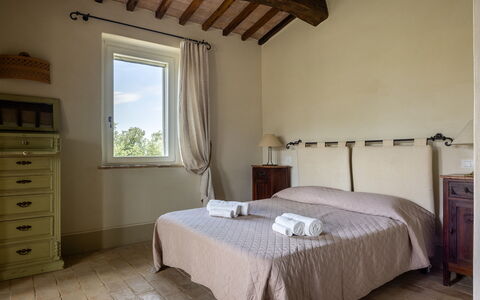 Il Casale al Colle: Mueble, Casa, Cama, Habitación, Madera Dura, Linos, Marco De La Cama, Lecho, Manchas De Madera, Sábana
