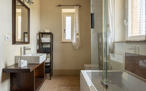 Il Casale al Colle: Baño, Diseño De Interiores, Piso, Arreglo De Tubería, Pared, Suelo, Lavabo Del Baño, Lavabo, Techo, Espejo