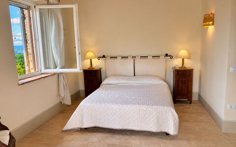 Il Casale al Colle: Cama, Mueble, Habitación, Lecho, Sábana, Pared, Diseño De Interiores, Suelo, Piso, Madera
