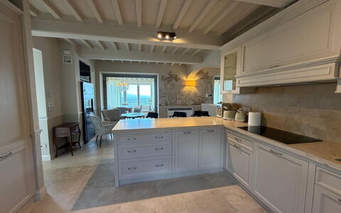 Villa Maddalena alla Guglielmesca: Mueble, Piso, Diseño De Interiores, Cocina, Mostrador, Madera, Gabinetes, Suelo, Techo, Encendiendo