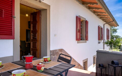 Il Cipresso, Casa dei Nonni, Cortona: Madera, Puerta, Casa, Casa, Manchas De Madera, Cabaña, Madera Dura, Sombra, Planta De Casa, Porche
