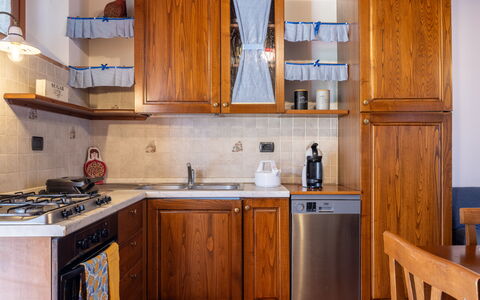 Il Cipresso, Casa Lucia, Cortona: Electrodoméstico, Madera, Cocina, Gabinetes, Aparato De Cocina, Mueble, Mostrador, Diseño De Interiores, Piso, Alacena