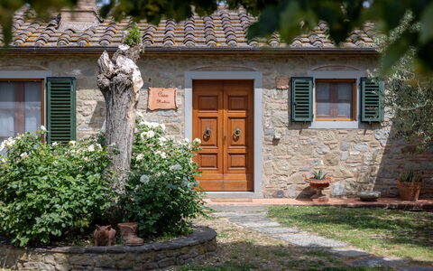 Il Cipresso, Casa Martina, Cortona: Pared, Puerta, Casa, Arbusto, Maceta, Casa, Cabaña, Inicio De La Puerta, Jardín