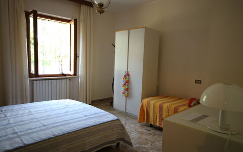Il Paradiso tra Gli Ulivi: Cama, Habitación, Mueble, Sábana, Pared, Diseño De Interiores, Lecho, Madera, Piso, Suelo
