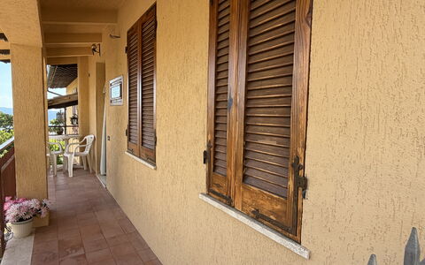 Il Paradiso tra Gli Ulivi: Madera, Manchas De Madera, Sombra, Madera Dura, Balcón, Porche, La Luz Del Día, Tablón, Maderas
