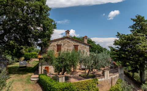 Villa Daluma, Private Pool in Todi: Arbusto, Casa, Área Rural, Inmuebles, Cabaña, Jardín, Casa De Campo, Paisajismo, Casa Histórica, Mansión