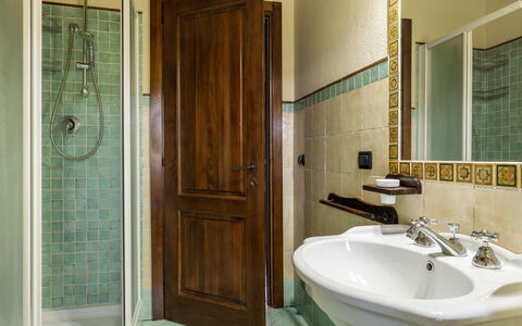 Villa Daluma, Private Pool in Todi: Arreglo De Tubería, Baño, Diseño De Interiores, Lavabo Del Baño, Piso, Suelo, Grifo, Lavabo, Plomería, Encendiendo