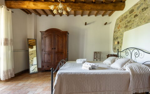Villa Daluma, Private Pool in Todi: Mueble, Pared, Piso, Diseño De Interiores, Habitación, Suelo, Cama, Techo, Habitación, Mesa