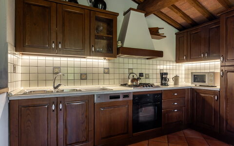 Villa Daluma, Private Pool in Todi: Cocina, Gabinetes, Madera, Mostrador, Electrodoméstico, Diseño De Interiores, Aparato De Cocina, Estufa De Cocina, Mueble, Techo