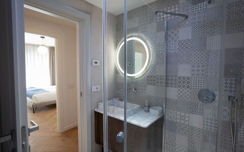 Terrazza Mare, Jacuzzi and Seaview: Diseño De Interiores, Piso, Arreglo De Tubería, Suelo, Baño, Lavabo Del Baño, Plomería, Techo, Lavabo, Loseta