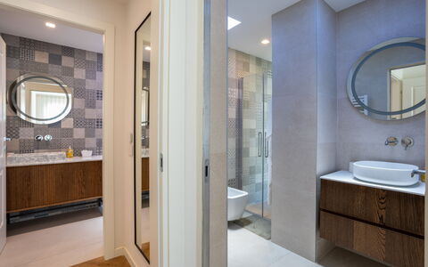 Terrazza Mare, Jacuzzi and Seaview: Diseño De Interiores, Piso, Suelo, Pared, Baño, Madera, Mueble De Baño, Techo, Arreglo De Tubería, Espejo