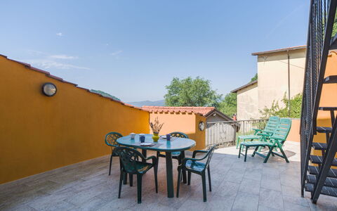 Casa Morgana: Casa, Balcón, Mueble Para Exteriores, Sombra, Planta De Casa, Manchas De Madera, Silla, Maceta, Eco Hotel, Pretil