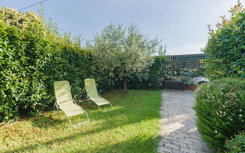 Casa delle Rondini: Mueble, Diseño De Interiores, Piso, Suelo, Mesa, Madera, Techo, Silla, Habitación, Sofá