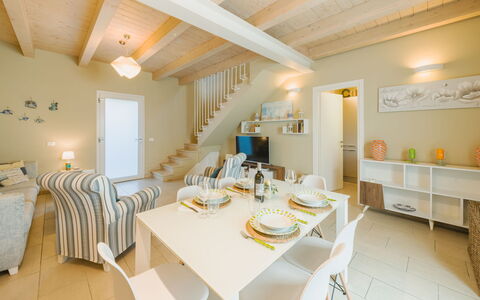 Casa delle Rondini: Mueble, Diseño De Interiores, Piso, Suelo, Mesa, Madera, Techo, Silla, Habitación, Sofá