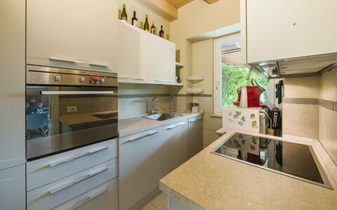 Casa delle Rondini: Mueble, Diseño De Interiores, Piso, Suelo, Mesa, Madera, Techo, Silla, Habitación, Sofá