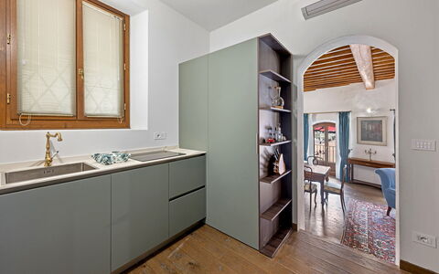 La Piazza Grand Vista Suite: Piso, Diseño De Interiores, Madera, Cocina, Mostrador, Gabinetes, Mueble, Suelo, Casa, Aparato De Cocina