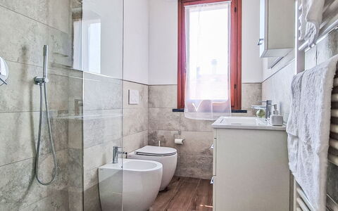 Le 3 Viste: Piso, Asiento Del Baño, Arreglo De Tubería, Suelo, Baño, Baño, Diseño De Interiores, Lavabo, Grifo, Plomería