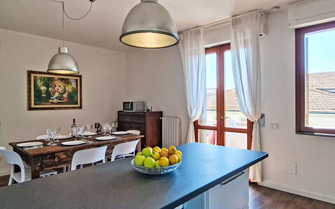Le 3 Viste: Mueble, Diseño De Interiores, Piso, Madera, Techo, Lámpara, Silla, Cocina Y Comedor Mesa, Cocina, Habitación