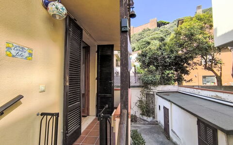 Casa Lelà: Pared, Puerta, Departamento, Balcón, Hierro, La Luz Del Día, Pretil, Planta De Casa