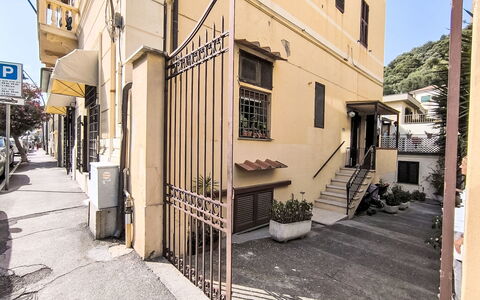 Casa Lelà: Puerta, Departamento, Balcón, Escalera