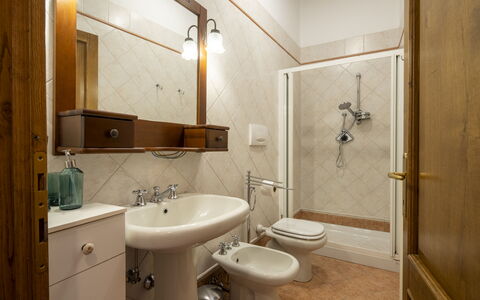 La Casina: Lavabo Del Baño, Piso, Arreglo De Tubería, Diseño De Interiores, Baño, Lavabo, Suelo, Grifo, Techo, Habitación