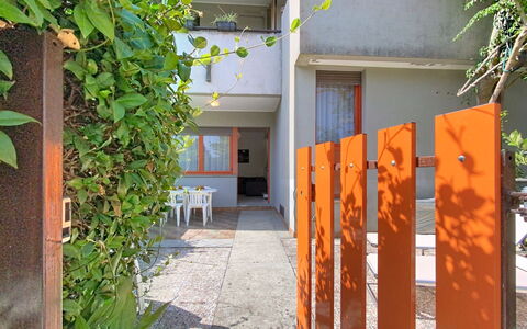 Villaggio Podere San Luigi: Barrio Residencial, Casa, Departamento, Diseño Urbano, Balcón, Sombra, La Luz Del Día, Yeso