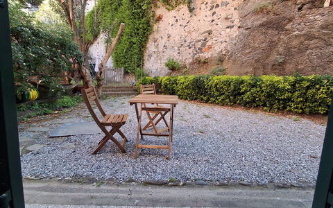 La Riva - Levanto: Mueble, Mueble Para Exteriores, Silla, Maceta, Mesa Al Aire Libre, Jardín, Losa, Manchas De Madera, Planta De Casa