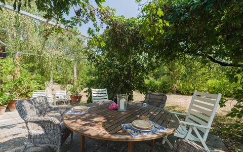 Gli Oleandri di Grazia: Mueble, Mueble Para Exteriores, Mesa, Silla, Mesa Al Aire Libre, Arbusto, Cocina Y Comedor Mesa, Jardín, Sombra, Patio Interior