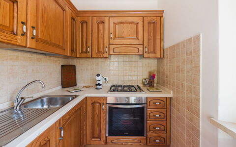 Dimora Polle di Malbacco: Cocina, Mostrador, Aparato De Cocina, Electrodoméstico, Gabinetes, Madera, Piso, Diseño De Interiores, Mueble, Fregadero