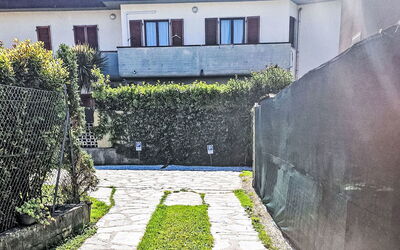 Marina di Massa 651: Entrada De Coches, Jardín, Pasarela, Losa, Sombra, Callejón, Paisajismo, Patio Interior, Guijarro, Sombra