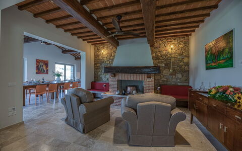 La Calcinaia Country Villa, Bucine: Mueble, Diseño De Interiores, Pared, Piso, Madera, Techo, Suelo, Silla, Sofá, Sala