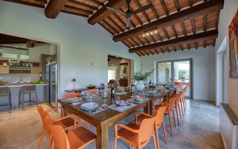 La Calcinaia Country Villa, Bucine: Mueble, Diseño De Interiores, Madera, Mesa, Techo, Piso, Silla, Cocina Y Comedor Mesa, Casa, Comedor