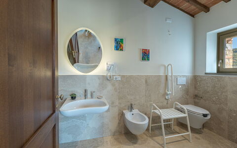 La Calcinaia Country Villa, Bucine: Piso, Pared, Arreglo De Tubería, Diseño De Interiores, Suelo, Lavabo Del Baño, Grifo, Baño, Lavabo, Plomería