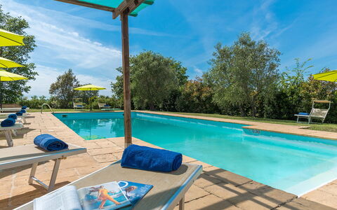 Podere Calcheto 14: Azul, Piscina, Recurso, Mueble Para Exteriores, Sunlounger, Jardín, Eco Hotel, Inmuebles, Paisajismo, Sombra
