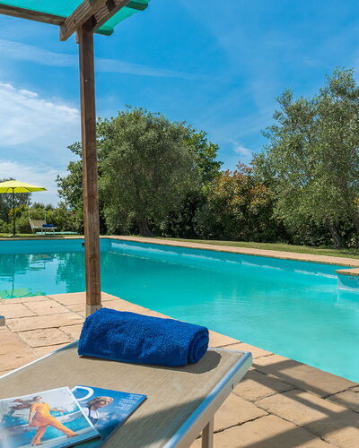 Podere Calcheto 14: Azul, Piscina, Recurso, Mueble Para Exteriores, Sunlounger, Jardín, Eco Hotel, Inmuebles, Paisajismo, Sombra