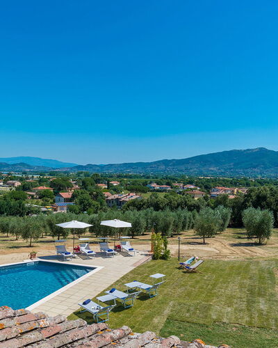 Villa Pucci 12: Cielo, Azul, Piscina, Mueble Para Exteriores, Paisajismo, Sunlounger, Eco Hotel, Recurso, Paraguas
