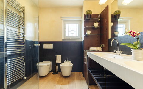 Villa Ninfeo 10+4: Baño, Arreglo De Tubería, Diseño De Interiores, Piso, Lavabo Del Baño, Pared, Lavabo, Suelo, Grifo, Plomería