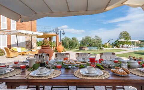 Villa Gabri 8: Mueble, Mesa, Mueble Para Exteriores, Silla, Cocina Y Comedor Mesa, Mesa Al Aire Libre, Paraguas, Comida, Manteles, Piscina