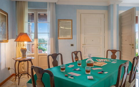 Villa Gabri 8: Mueble, Diseño De Interiores, Pared, Piso, Madera, Mesa, Silla, Suelo, Habitación, Comedor