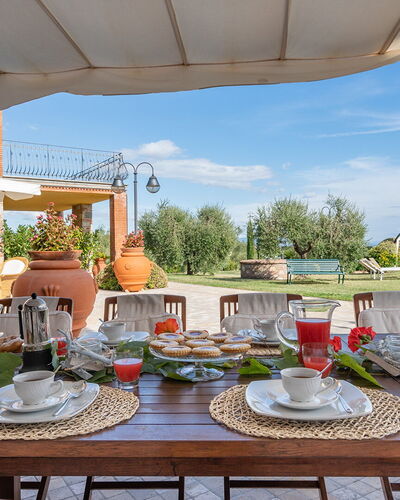 Villa Gabri 8: Mueble, Mesa, Mueble Para Exteriores, Silla, Cocina Y Comedor Mesa, Mesa Al Aire Libre, Paraguas, Comida, Manteles, Piscina