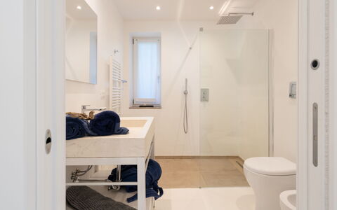 Villa Giomoa 8: Piso, Suelo, Diseño De Interiores, Baño, Pared, Arreglo De Tubería, Espejo, Techo, Habitación, Plomería
