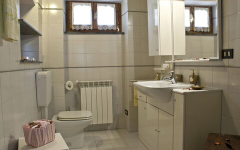 Frantusa 6+2: Arreglo De Tubería, Lavabo, Lavabo Del Baño, Baño, Piso, Diseño De Interiores, Asiento Del Baño, Grifo, Suelo, Baño