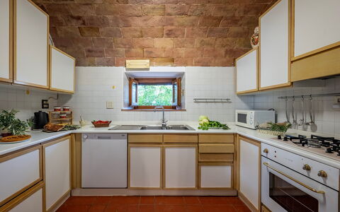 Frantusa 6+2: Cocina, Aparato De Cocina, Mostrador, Electrodoméstico, Estufa De Cocina, Diseño De Interiores, Techo, Gabinetes, Estufa De Gas, Piso