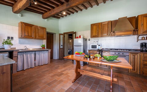 Podere Collelungo 14: Mueble, Piso, Diseño De Interiores, Madera, Cocina, Suelo, Gabinetes, Techo, Mostrador, Habitación